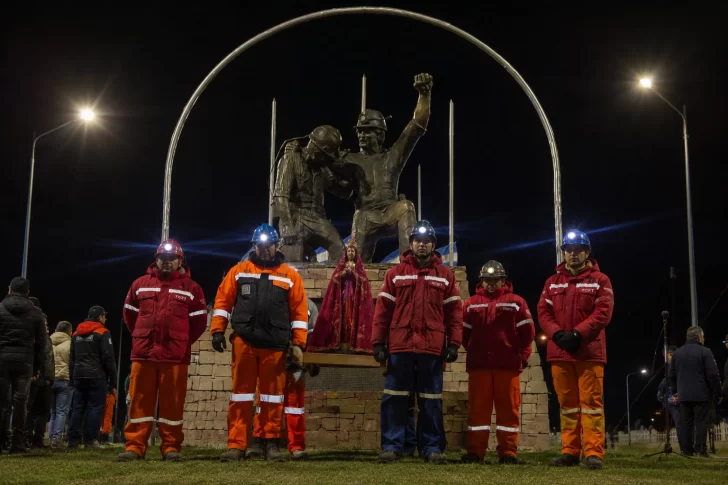 Vigilia en 28 de Noviembre: emotivo homenaje a los mineros con encendido antorchas, sirenas y memoria a 22 años de la tragedia