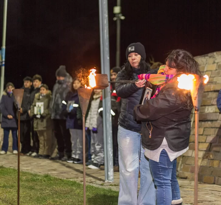 Vigilia en 28 de Noviembre: emotivo homenaje a los mineros con encendido antorchas, sirenas y memoria a 22 años de la tragedia