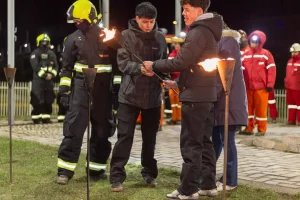 Vigilia en 28 de Noviembre: emotivo homenaje a los mineros con encendido antorchas, sirenas y memoria a 22 años de la tragedia