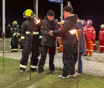 Vigilia en 28 de Noviembre: emotivo homenaje a los mineros con encendido antorchas, sirenas y memoria a 22 años de la tragedia Vigilia en 28 de Noviembre: emotivo homenaje a los mineros con encendido antorchas, sirenas y memoria a 22 años de la tragedia