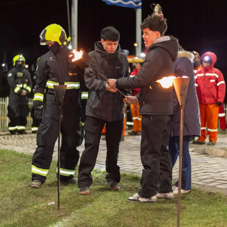 Vigilia en 28 de Noviembre: emotivo homenaje a los mineros con encendido antorchas, sirenas y memoria a 22 años de la tragedia Vigilia en 28 de Noviembre: emotivo homenaje a los mineros con encendido antorchas, sirenas y memoria a 22 años de la tragedia