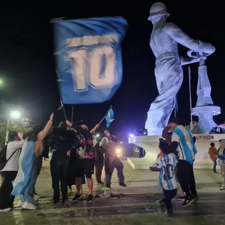 Caleta Olivia se vistió de celeste y blanco tras el triunfo de Argentina en el Mundial 2026 Caleta Olivia se vistió de celeste y blanco tras el triunfo de Argentina en el Mundial 2026
