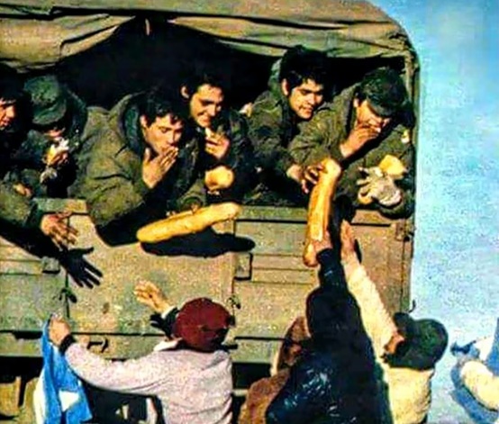 Un gesto de amor y solidaridad. Vecinos entregando pan a los soldados de Malvinas. Un gesto de amor y solidaridad. Vecinos entregando pan a los soldados de Malvinas.