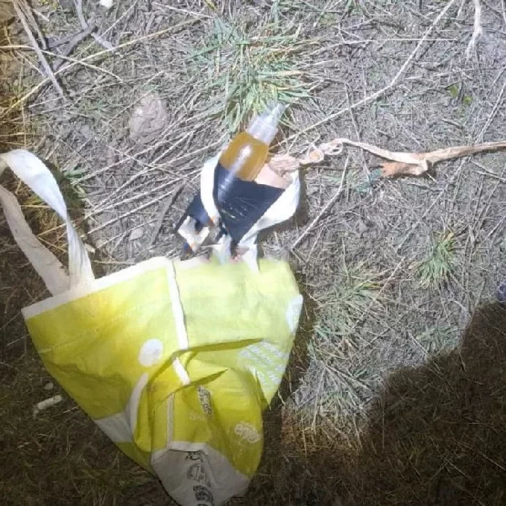 Arrojaron un artefacto explosivo casero frente a una farmacia y sospechan de un ataque intencional Arrojaron un artefacto explosivo casero frente a una farmacia y sospechan de un ataque intencional