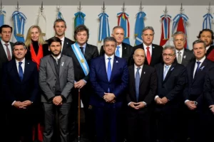 Provincias en rojo: el costo oculto del superávit nacional ya golpea a los gobernadores Provincias en rojo: el costo oculto del superávit nacional ya golpea a los gobernadores