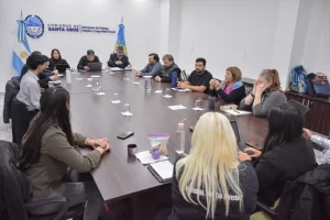 El Gobierno ofreció un aumento del 13% para los trabajadores estatales de Santa Cruz El Gobierno ofreció un aumento del 13% para los trabajadores estatales de Santa Cruz