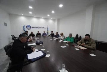 El Gobierno de Santa Cruz ofreció el 16,8% de aumento a los docentes pero dijo que trabajará para “fortalecer” la propuesta El Gobierno de Santa Cruz ofreció el 16,8% de aumento a los docentes pero dijo que trabajará para “fortalecer” la propuesta