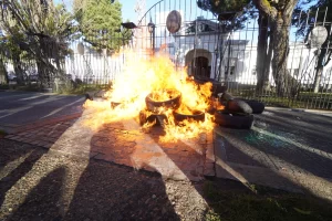Docentes prendieron fuego cubiertas frente a la Casa de Gobierno de Santa Cruz y decidieron dos días de paro por descuentos salariales