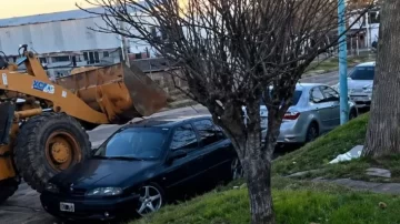 Manejaba borracho una retroexcavadora, chocó a siete autos y terminó detenido Manejaba borracho una retroexcavadora, chocó a siete autos y terminó detenido