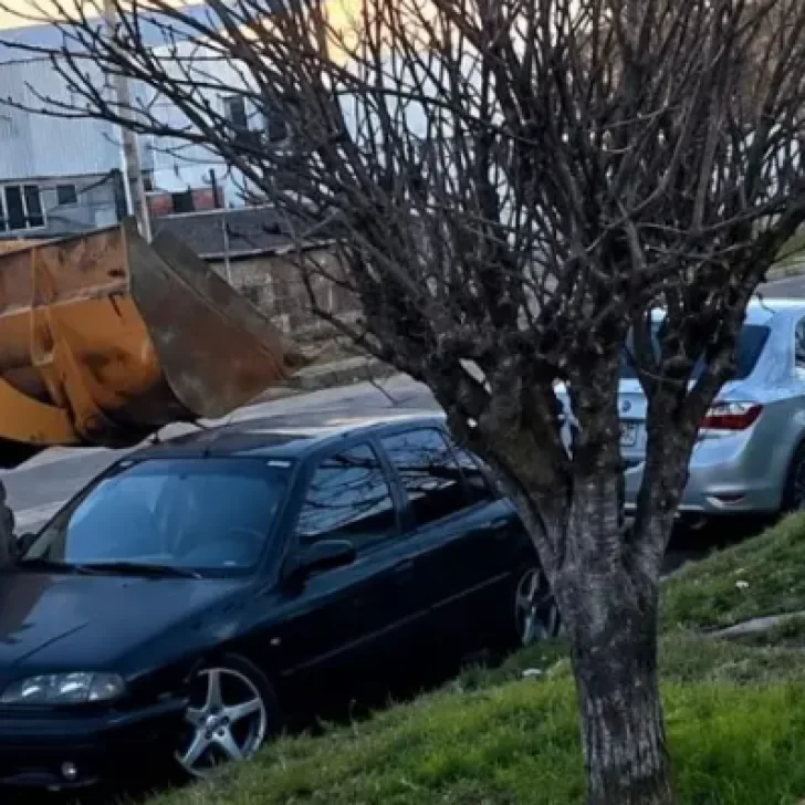 Manejaba borracho una retroexcavadora, chocó a siete autos y terminó detenido Manejaba borracho una retroexcavadora, chocó a siete autos y terminó detenido