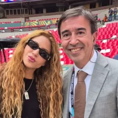 “Voy a buscar a Shakira”: Marcelo Benedetto abandonó un móvil en vivo para sacarse una foto con la cantante en la previa del Mundial 2026