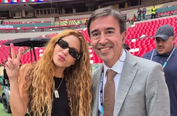 “Voy a buscar a Shakira”: Marcelo Benedetto abandonó un móvil en vivo para sacarse una foto con la cantante en la previa del Mundial 2026 “Voy a buscar a Shakira”: Marcelo Benedetto abandonó un móvil en vivo para sacarse una foto con la cantante en la previa del Mundial 2026