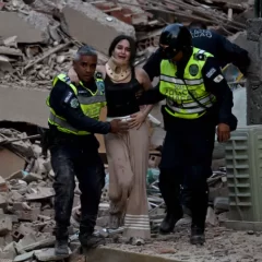 Dos terremotos de hasta 7,5 de magnitud sacudieron Venezuela y provocaron varios derrumbes
