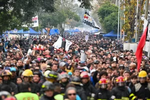 Terminó el histórico velatorio del Indio Solari en Avellaneda