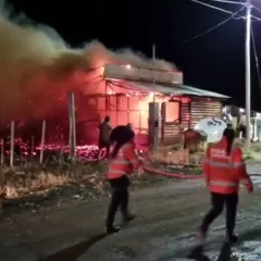 Voraz incendio destruyó una vivienda en 28 de Noviembre en medio de intensas ráfagas de viento