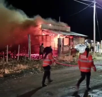 Voraz incendio destruyó una vivienda en 28 de Noviembre en medio de intensas ráfagas de viento Voraz incendio destruyó una vivienda en 28 de Noviembre en medio de intensas ráfagas de viento