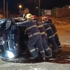 Investigan qué ocurrió durante la madrugada luego de que un Chevrolet Corsa terminara volcado en una calle de la ciudad