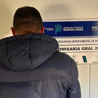 Trasladaron a Santa Cruz a un hombre acusado de abuso sexual que estuvo prófugo y fue capturado en Buenos Aires Trasladaron a Santa Cruz a un hombre acusado de abuso sexual que estuvo prófugo y fue capturado en Buenos Aires