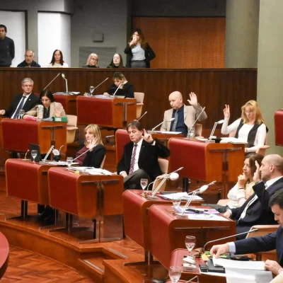 Legislatura del Chubut aprobó el acta acuerdo entre la Provincia e YPF tras un intenso debate de más de tres horas Legislatura del Chubut aprobó el acta acuerdo entre la Provincia e YPF tras un intenso debate de más de tres horas
