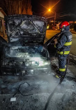 Un desperfecto mecánico provocó un principio de incendio en un auto Un desperfecto mecánico provocó un principio de incendio en un auto