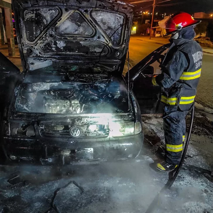 Un desperfecto mecánico provocó un principio de incendio en un auto Un desperfecto mecánico provocó un principio de incendio en un auto