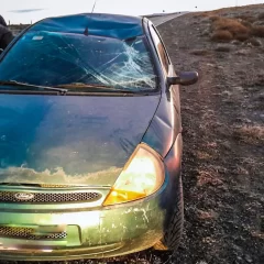 Vuelco en el acceso al Aeropuerto de El Calafate: un auto perdió el control por la escarcha y dos personas resultaron heridas