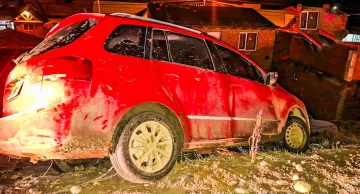 Bomberos evitaron que un auto desbarrancara sobre una vivienda durante la madrugada Bomberos evitaron que un auto desbarrancara sobre una vivienda durante la madrugada