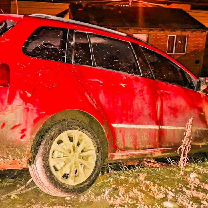 Bomberos evitaron que un auto desbarrancara sobre una vivienda durante la madrugada Bomberos evitaron que un auto desbarrancara sobre una vivienda durante la madrugada