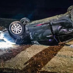Impresionante vuelco en la Costanera de Puerto San Julián: el conductor salió por sus propios medios y fue hospitalizado