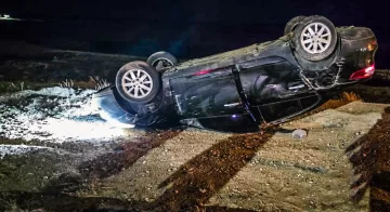 Impresionante vuelco en la Costanera de Puerto San Julián: el conductor salió por sus propios medios y fue hospitalizado Impresionante vuelco en la Costanera de Puerto San Julián: el conductor salió por sus propios medios y fue hospitalizado