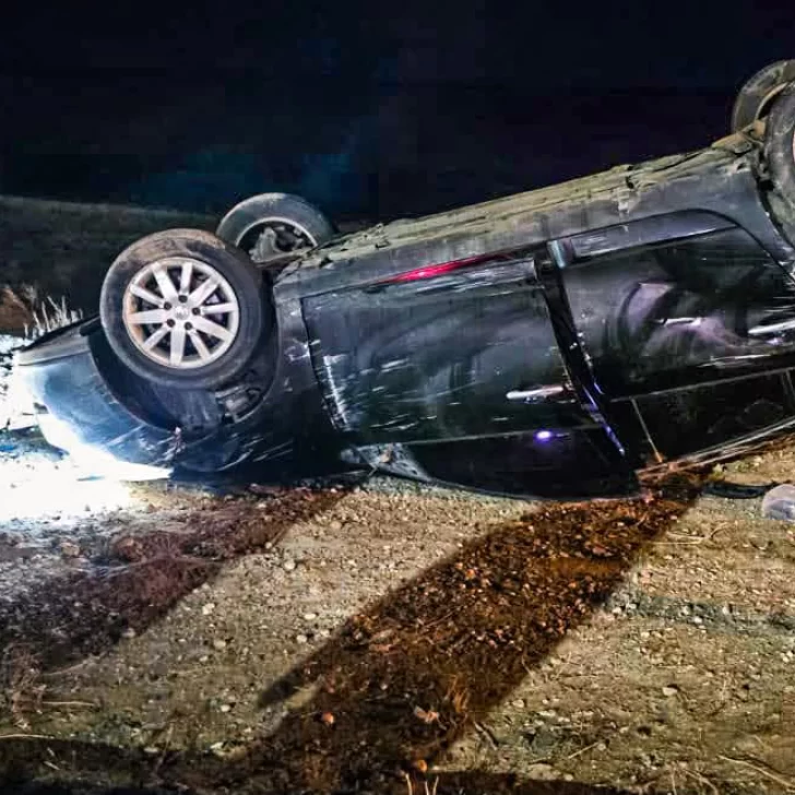 Impresionante vuelco en la Costanera de Puerto San Julián: el conductor salió por sus propios medios y fue hospitalizado Impresionante vuelco en la Costanera de Puerto San Julián: el conductor salió por sus propios medios y fue hospitalizado
