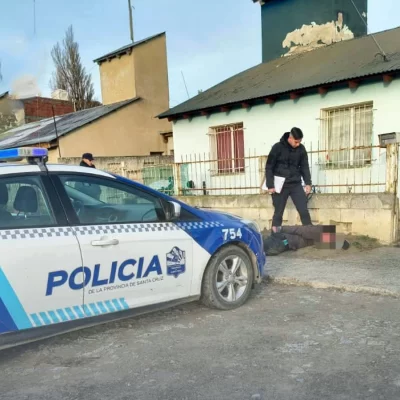 Amenazaron con incendiar la vivienda de un adulto mayor para robarle en Río Gallegos: la Policía los atrapó cuando escapaban Amenazaron con incendiar la vivienda de un adulto mayor para robarle en Río Gallegos: la Policía los atrapó cuando escapaban