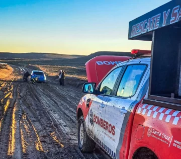 Cuatro personas quedaron atrapadas en un sector lodoso camino a las Grutas de Lourdes y fueron rescatadas por Bomberos Cuatro personas quedaron atrapadas en un sector lodoso camino a las Grutas de Lourdes y fueron rescatadas por Bomberos