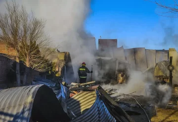 Voraz incendio destruyó una carpintería en Piedra Buena: no hubo que lamentar personas heridas Voraz incendio destruyó una carpintería en Piedra Buena: no hubo que lamentar personas heridas