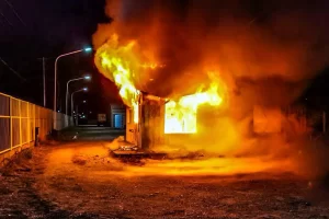 Voraz incendio destruyó oficinas de una empresa en Río Gallegos: más de tres horas de intenso trabajo de los bomberos Voraz incendio destruyó oficinas de una empresa en Río Gallegos: más de tres horas de intenso trabajo de los bomberos
