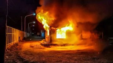 Voraz incendio destruyó oficinas de una empresa en Río Gallegos: más de tres horas de intenso trabajo de los bomberos Voraz incendio destruyó oficinas de una empresa en Río Gallegos: más de tres horas de intenso trabajo de los bomberos