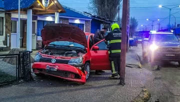 28 de Noviembre: un automovilista perdió el control, despistó y terminó incrustado contra el cerco de la comisaría 28 de Noviembre: un automovilista perdió el control, despistó y terminó incrustado contra el cerco de la comisaría