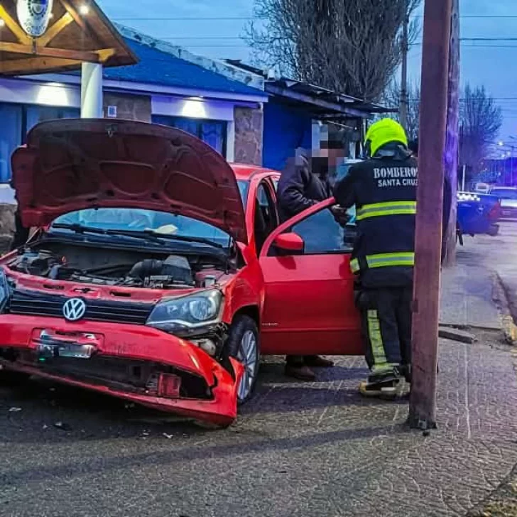 28 de Noviembre: un automovilista perdió el control, despistó y terminó incrustado contra el cerco de la comisaría 28 de Noviembre: un automovilista perdió el control, despistó y terminó incrustado contra el cerco de la comisaría