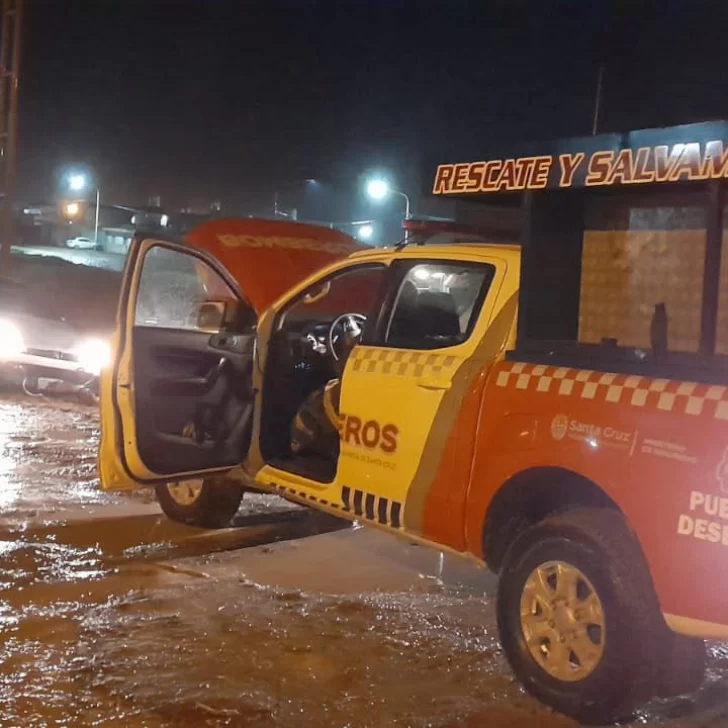 Una madrugada accidentada en Puerto Deseado: asistieron dos veces al mismo vehículo y terminó chocando contra un guardarraíl Una madrugada accidentada en Puerto Deseado: asistieron dos veces al mismo vehículo y terminó chocando contra un guardarraíl