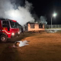 ¿Dónde está el hombre que prendió fuego una agencia de autos de Río Gallegos y huyó en un cuatriciclo?: búsqueda frenética del pirómano