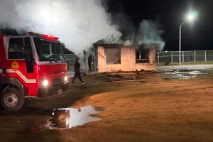 ¿Dónde está el hombre que prendió fuego una agencia de autos de Río Gallegos y huyó en un cuatriciclo?: búsqueda frenética del pirómano