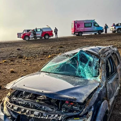 Vuelco en la Ruta 288: una familia fue asistida por bomberos tras un accidente cerca de Piedra Buena Vuelco en la Ruta 288: una familia fue asistida por bomberos tras un accidente cerca de Piedra Buena