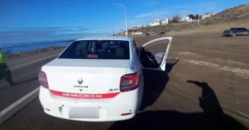 Retuvieron una licencia de conducir y sancionaron a remises provenientes de Chubut en el acceso a Caleta Olivia Retuvieron una licencia de conducir y sancionaron a remises provenientes de Chubut en el acceso a Caleta Olivia