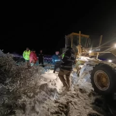 Rescate extremo en Santa Cruz: Policías, gendarmes y agentes de Vialidad salvaron a dos personas atrapadas en la nieve con 22 grados bajo cero