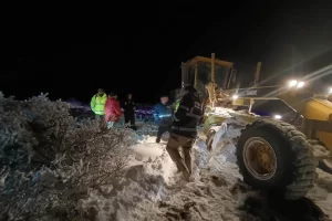 Rescate extremo en Santa Cruz: Policías, gendarmes y agentes de Vialidad salvaron a dos personas atrapadas en la nieve con 22 grados bajo cero Rescate extremo en Santa Cruz: Policías, gendarmes y agentes de Vialidad salvaron a dos personas atrapadas en la nieve con 22 grados bajo cero
