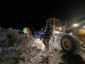 Rescate extremo en Santa Cruz: Policías, gendarmes y agentes de Vialidad salvaron a dos personas atrapadas en la nieve con 22 grados bajo cero Rescate extremo en Santa Cruz: Policías, gendarmes y agentes de Vialidad salvaron a dos personas atrapadas en la nieve con 22 grados bajo cero