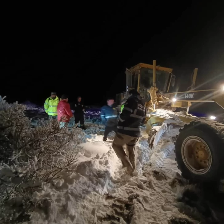 Rescate extremo en Santa Cruz: Policías, gendarmes y agentes de Vialidad salvaron a dos personas atrapadas en la nieve con 22 grados bajo cero Rescate extremo en Santa Cruz: Policías, gendarmes y agentes de Vialidad salvaron a dos personas atrapadas en la nieve con 22 grados bajo cero