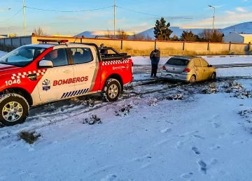 Un auto quedó atrapado en el barro y fue liberado por personal de bomberos Un auto quedó atrapado en el barro y fue liberado por personal de bomberos