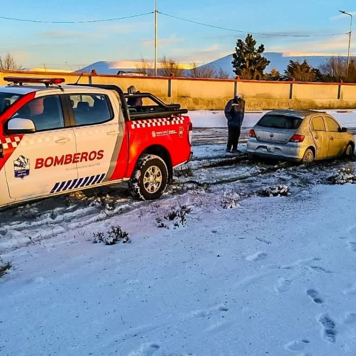 Un auto quedó atrapado en el barro y fue liberado por personal de bomberos Un auto quedó atrapado en el barro y fue liberado por personal de bomberos