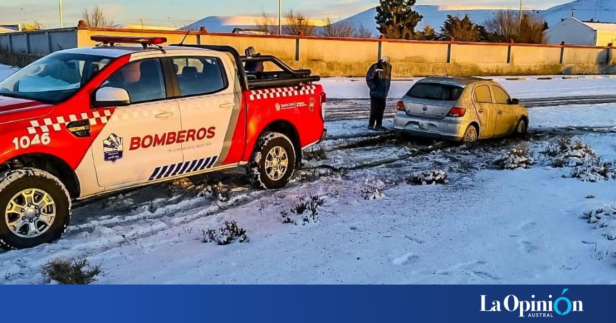 Un Volkswagen Gol Trend quedó atrapado en el barro y fue liberado por personal de bomberos